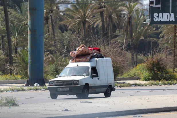 سيارة محملة بالأمتعة في مدينة صيدا حيث يعود النازحون هرباً من تجدد التصعيد بجنوب لبنان (رويترز)