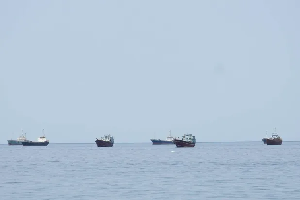 سفن وقوارب في مضيق هرمز... 24 أبريل 2026 (رويترز)