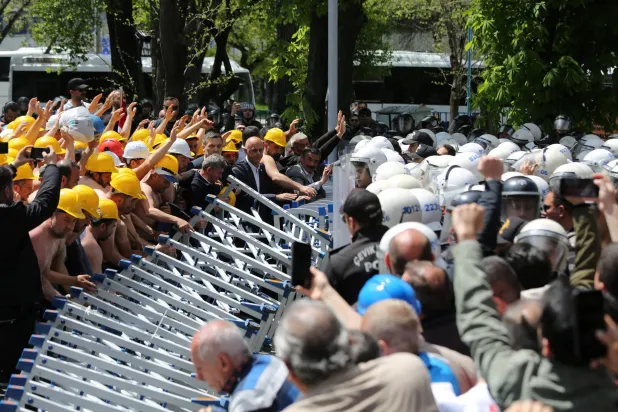 عمال مناجم مضربون عن الطعام في تركيا في أثناء محاولة تجاوز حاجز للشرطة للوصول إلى مبنى وزارة الطاقة للمطالبة بحقوقهم (رويترز)