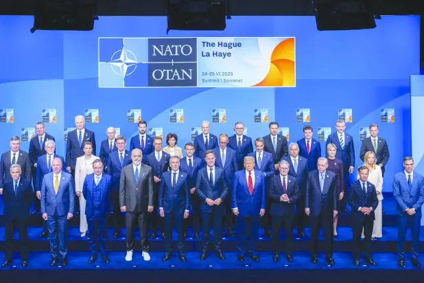 صورة تذكارية لقادة حلف «الناتو» خلال قمته في لاهاي العام الماضي (أ.ب)