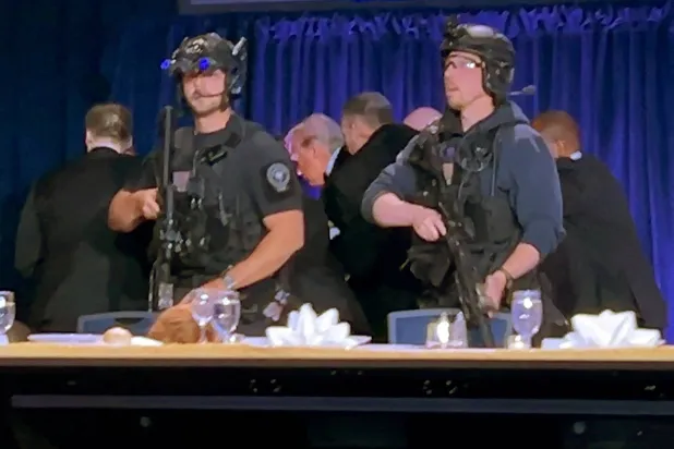 
عناصر الشرطة والخدمة السرية يجلون الرئيس ترمب من صالة حفل مراسلي البيت الأبيض بعد إطلاق النار مساء السبت (رويترز)