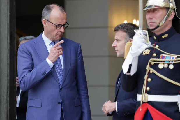 ماكرون وميرتس على هامش قمة تأمين مضيق هرمز 17 أبريل (أ.ف.ب)