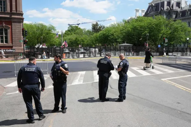 İngiltere Kralı III. Charles ve Kraliçe Camilla'nın ABD başkenti Washington'a gelişinden önce, Beyaz Saray yakınlarındaki kapalı yolda polis memurları, 27 Nisan 2026 (AFP)