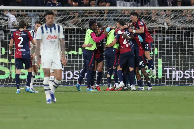 فرحة لاعبي كالياري بالفوز على أتالانتا (إ.ب.أ)