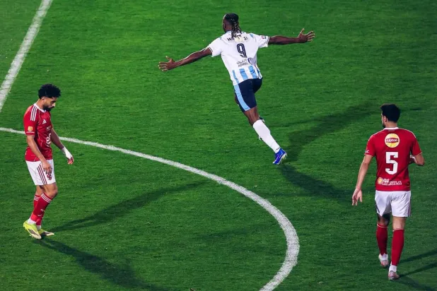 الكونغولي فيستون ماييلي يحتفل بهدفه في مرمى الأهلي (نادي بيراميدز)