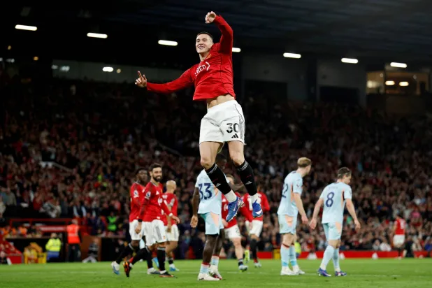 بنيامين سيسكو يحتفل بالهدف الثاني لمان يونايتد (رويترز)