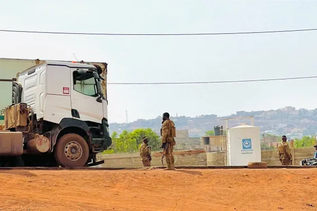 جنود ينفذون دورية قرب قاعدة «كاتي» الكبرى في مالي خارج العاصمة باماكو الاثنين (رويترز) 