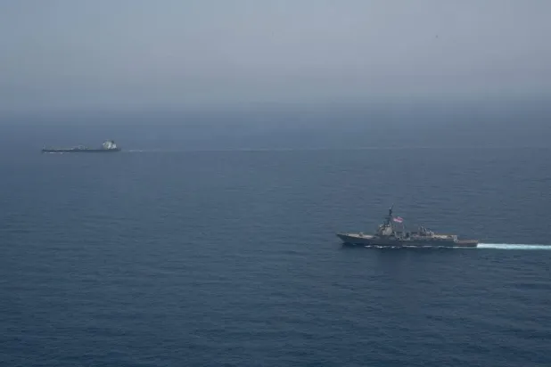 M/V Sevan gemisi, ABD Donanması'na ait bir helikopter tarafından Basra (Arap) Denizi'nde durdurulup cumartesi günü İran'a gözetim altında iade edilmeden önce İran’ın ‘gölge filosuna’ ait 19 gemiden biri olarak kayıtlara geçti (CENTCOM)