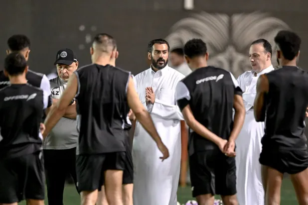 عبد العزيز المالك رئيس النادي خلال اجتماعه لاعبي الشباب (نادي الشباب)