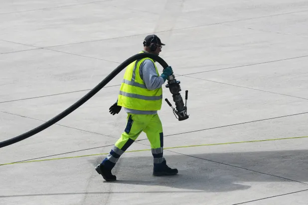 عامل في أحد مطارات ألمانيا (أ.ب)