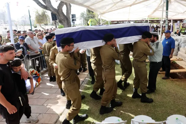 Tel Aviv yakınlarındaki Petah Tikva askeri mezarlığında dün düzenlenen cenaze töreninde askerler, Lübnan'ın güneyinde öldürülen asker İdan Fox'un tabutunu taşıyor (DPA)