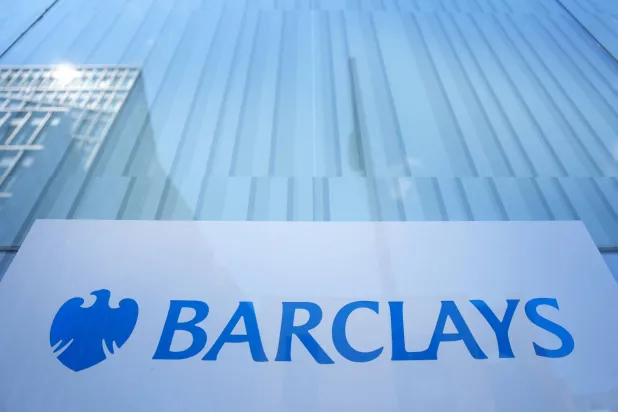 شعار بنك «باركليز» على لافتة خارج أحد فروع البنك في وستمنستر بوسط لندن (أ.ف.ب)