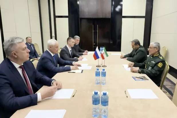 وزير الدفاع الروسي أندريه بيلوسوف (الثالث من اليسار) خلال حديثه مع نائب وزير الدفاع الإيراني العميد رضا طلائي نيك (يمين) أثناء اجتماعهما في بيشكيك - قرغيزستان الاثنين (إ.ب.أ)