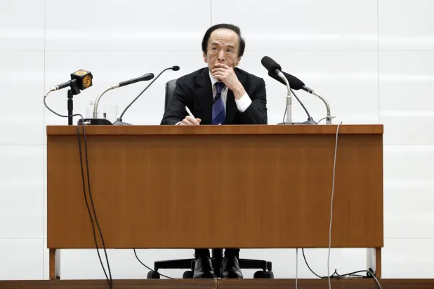 محافظ بنك اليابان كازو أويدا في مؤتمر صحافي بمقر البنك المركزي في العاصمة طوكيو يوم الثلاثاء (إ.ب.أ)