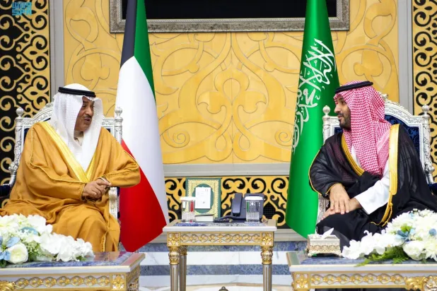 الأمير محمد بن سلمان ولي العهد رئيس مجلس الوزراء السعودي لدى استقباله ولي عهد الكويت الشيخ صباح خالد الحمد الصباح الذي وصل إلى جدة للمشاركة في القمة الخليجية (واس) 