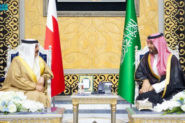 ملك البحرين في حديث مع ولي العهد السعودي عقب وصوله إلى جدة لحضور القمة الخليجية التشاورية (واس)