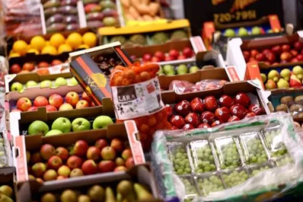 تُعرض الفواكه للبيع في سوق «نيو كوفنت غاردن» بلندن (رويترز)