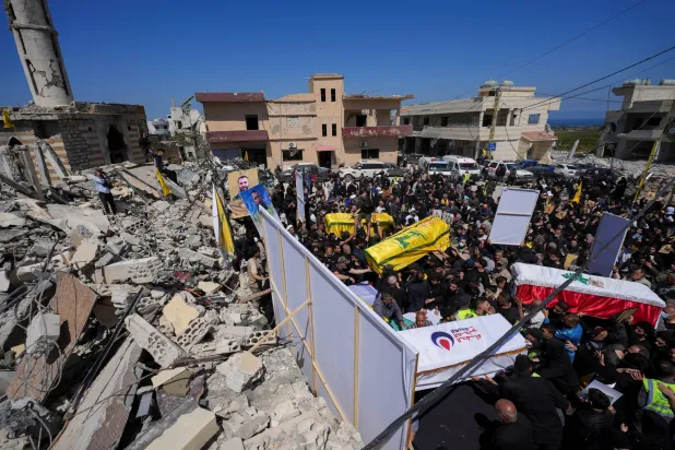 مشاركون في تشييع عدد من القتلى بينهم عناصر في «حزب الله» قتلوا خلال الحرب مع إسرائيل في بلدة المنصوري في جنوب لبنان (رويترز)