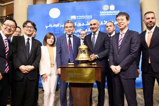 وزير التعليم المصري محمد عبد اللطيف يتوسط مجموعة يابانية خلال مبادرة لتشجيع الطلاب على التداول في البورصة (وزارة التربية والتعليم)