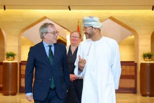 وزير الخارجية العماني بدر البوسعيدي مع المدير العام السياسي بوزارة الخارجية البريطانية اللورد إدوارد لويلين في مسقط (العمانية)