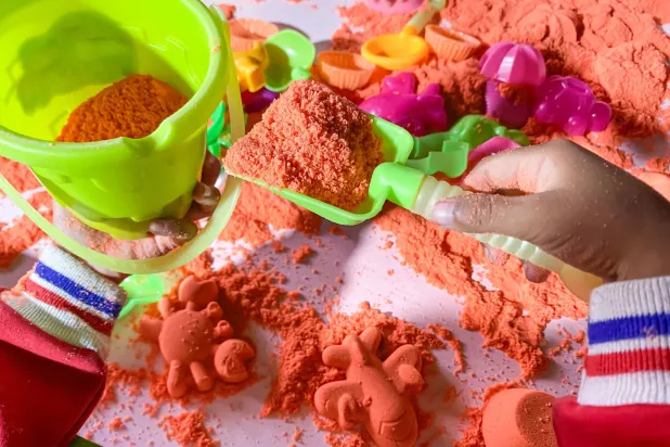 ألعاب تبدو بريئة لكنها تُخفي خطراً (شاترستوك)