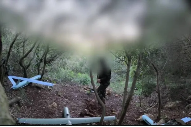 لقطة من فيديو لعنصر من «حزب الله» يجهِّز مسيّرات لإطلاقها باتجاه الأراضي الإسرائيلية