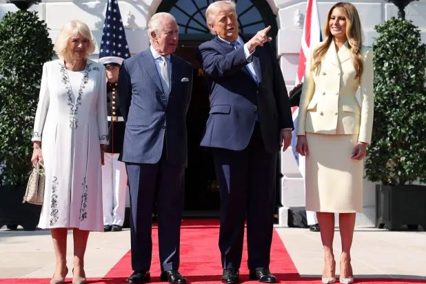 الرئيس الأميركي دونالد ترمب والسيدة الأولى ميلانيا ترمب يستقبلان ملك بريطانيا تشارلز الثالث وملكة بريطانيا كاميلا في البيت الأبيض بواشنطن يوم الاثنين (أ.ف.ب)