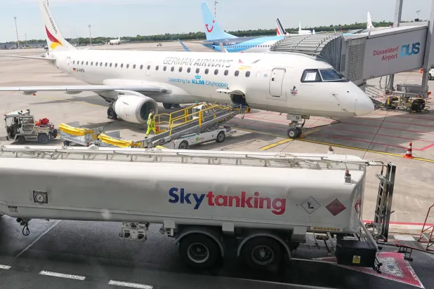 شاحنات تنقل وقود الطائرات في مطار دوسلدورف وسط مخاوف نقص الكيروسين (أ.ب)