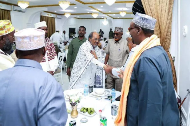 الرئيس الصومالي خلال لقائه زعماء ومسؤولين من مختلف أنحاء البلاد (وكالة الأنباء الصومالية)