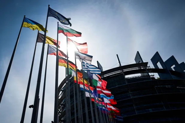 العلم الأوروبي محاطاً بأعلام دول الاتحاد وهي ترفرف أمام مبنى «لويس فايس» بمقر البرلمان الأوروبي في ستراسبورغ (أ.ف.ب)