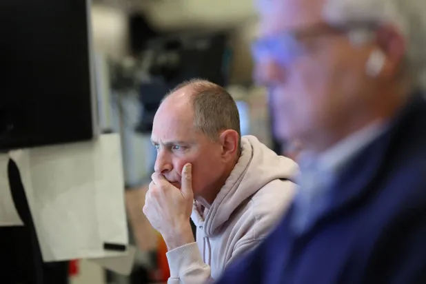 متداولون يعملون في بورصة نيويورك (رويترز) 