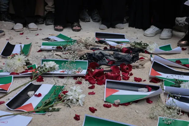 ورود وأعلام سورية بعد الإعلان عن القبض على المتهم بارتكاب «مجزرة التضامن» في الحي جنوب دمشق الجمعة الماضي (إ.ب.أ)