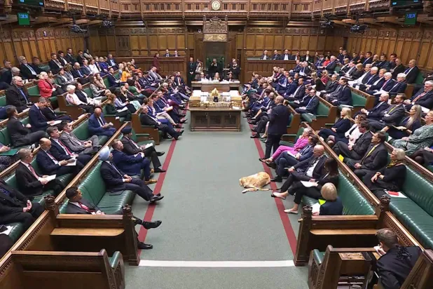 صورة من مقطع فيديو يظهر أعضاء البرلمان البريطاني وهم يشاركون في مناقشة حول إحالة رئيس الوزراء البريطاني إلى لجنة الامتيازات للتحقيق فيما إذا كان قد ضلل مجلس العموم بشأن التدقيق في سفير المملكة المتحدة السابق لدى الولايات المتحدة بيتر ماندلسون... في مجلس العموم بلندن 28 أبريل 2026 (أ.ف.ب)