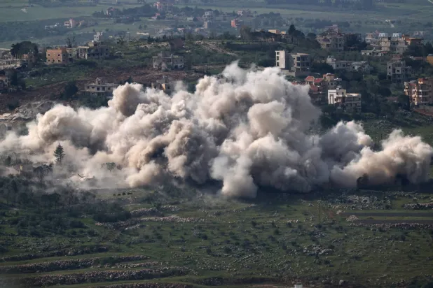 دخان يتصاعد في عمليات هدم إسرائيلية لبلدة الطيبة بجنوب لبنان (إ.ب.أ)