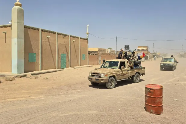 متمردون من «الطوارق» على ظهر شاحنة صغيرة في كيدال - مالي 26 أبريل 2026 (أ.ف.ب)