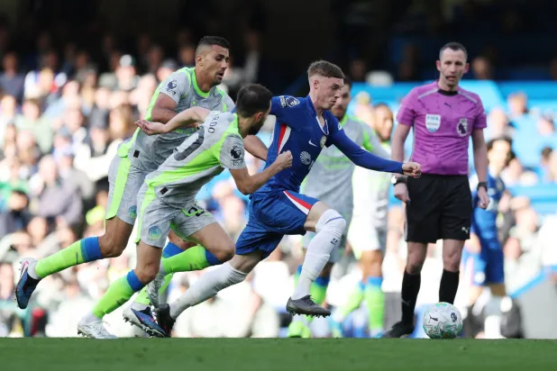 المواجهة بين تشيلسي بقيادة بالمر ومانشستر سيتي في «الدوري» ستتكرر في نهائي الكأس (رويترز)