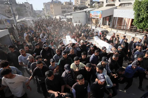 فلسطينيون يشيعون ضحايا غارة إسرائيلية في مدينة غزة الثلاثاء (رويترز)