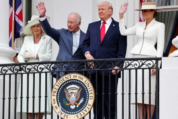 الملكة كاميلا والملك تشارلز الثالث والرئيس الأميركي دونالد ترمب والسيدة الأولى ميلانيا ترمب يشاهدون استعراضاً عسكرياً من شرفة الرواق الجنوبي خلال مراسم الاستقبال الرسمية في الحديقة الجنوبية للبيت الأبيض 28 أبريل 2026 في العاصمة واشنطن (رويترز)