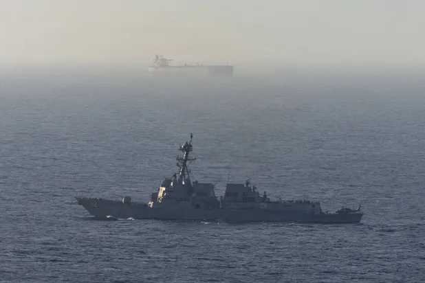 مدمرة صاروخية موجهة أميركية تقوم بدورية في بحر العرب خلال حصار بحري (أ.ف.ب)