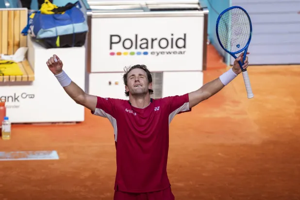 النرويجي كاسبر رود يحتفل بتأهله في مدريد (د.ب.أ) 