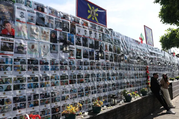 جدار تذكاري مخصص لضحايا هجمات 7 أكتوبر في إسرائيل والإيرانيين الذين قتلوا في الاحتجاجات الأخيرة في بلادهم بلندن (رويترز)