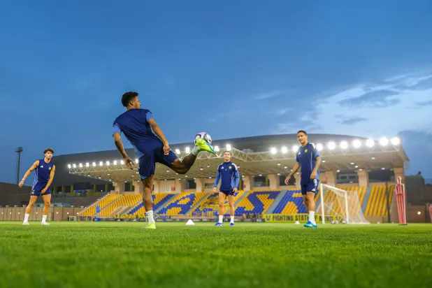 رونالدو مع لاعبي النصر في التدريب الأخير (نادي النصر)