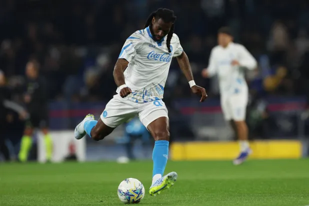 الكاميروني فرانك زامبو إنغويسا لاعب نابولي (رويترز) 