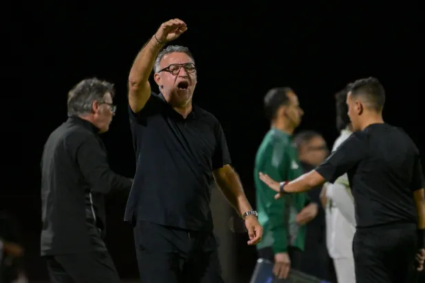 الفرنسي كريستوف غالتييه مدرب فريق نيوم (تصوير: علي خمج)