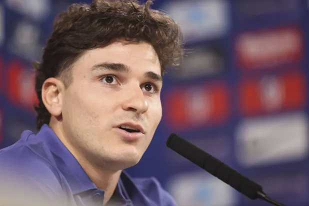 الأرجنتيني خوليان ألفاريز مهاجم أتلتيكو مدريد (إ.ب.أ)