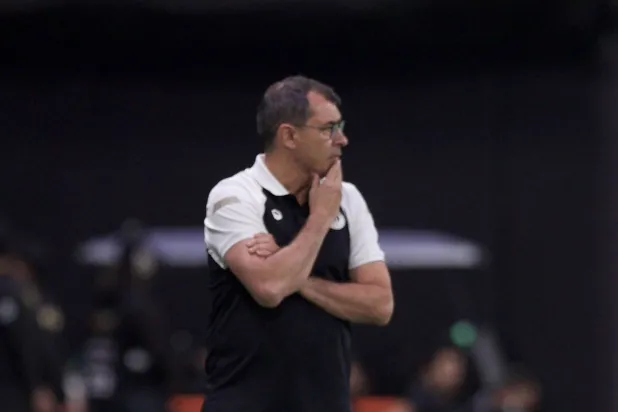 البرازيلي فابيو كاريلي مدرب فريق ضمك (تصوير: نايف العتيبي) 