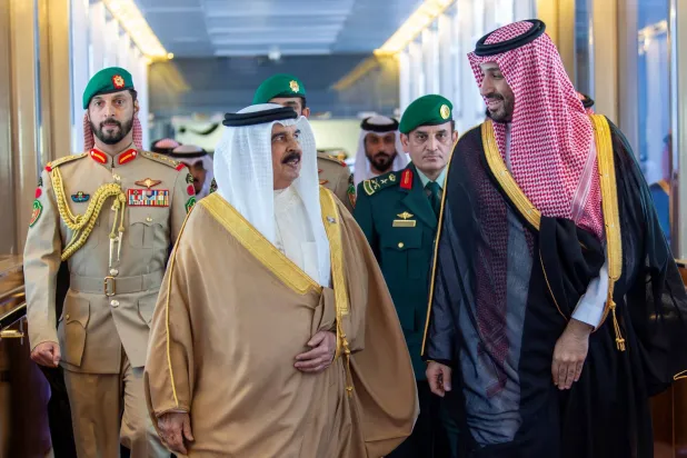 Saudi Crown Prince Mohammed bin Salman receives Bahrain's King Sheikh Hamad bin Isa al-Khalifa ahead of the Gulf Cooperation Council (GCC) meeting in Jeddah, Saudi Arabia, April 28, 2026. Bandar Algaloud/Courtesy of Saudi Royal Court/Handout via REUTERS 