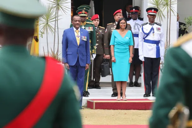 رئيسة فنزويلا المؤقتة ديلسي رودريغيز ورئيس بربادوس جيفري بوستيك خلال زيارة رسمية في بريدجتاون يوم أمس (ا.ف.ب)
