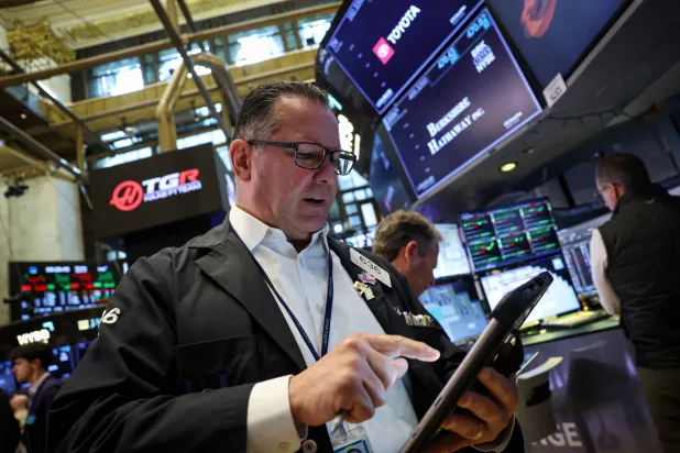 متداول في بورصة نيويورك (رويترز)