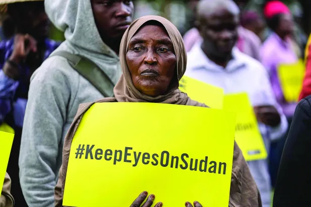 سودانية ترفع لافتة خلال فعالية في نيروبي بكينيا بمناسبة دخول الحرب بالسودان عامها الرابع 15 أبريل 2026 (أ.ب)